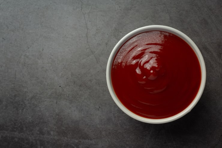 scodella con ketchup