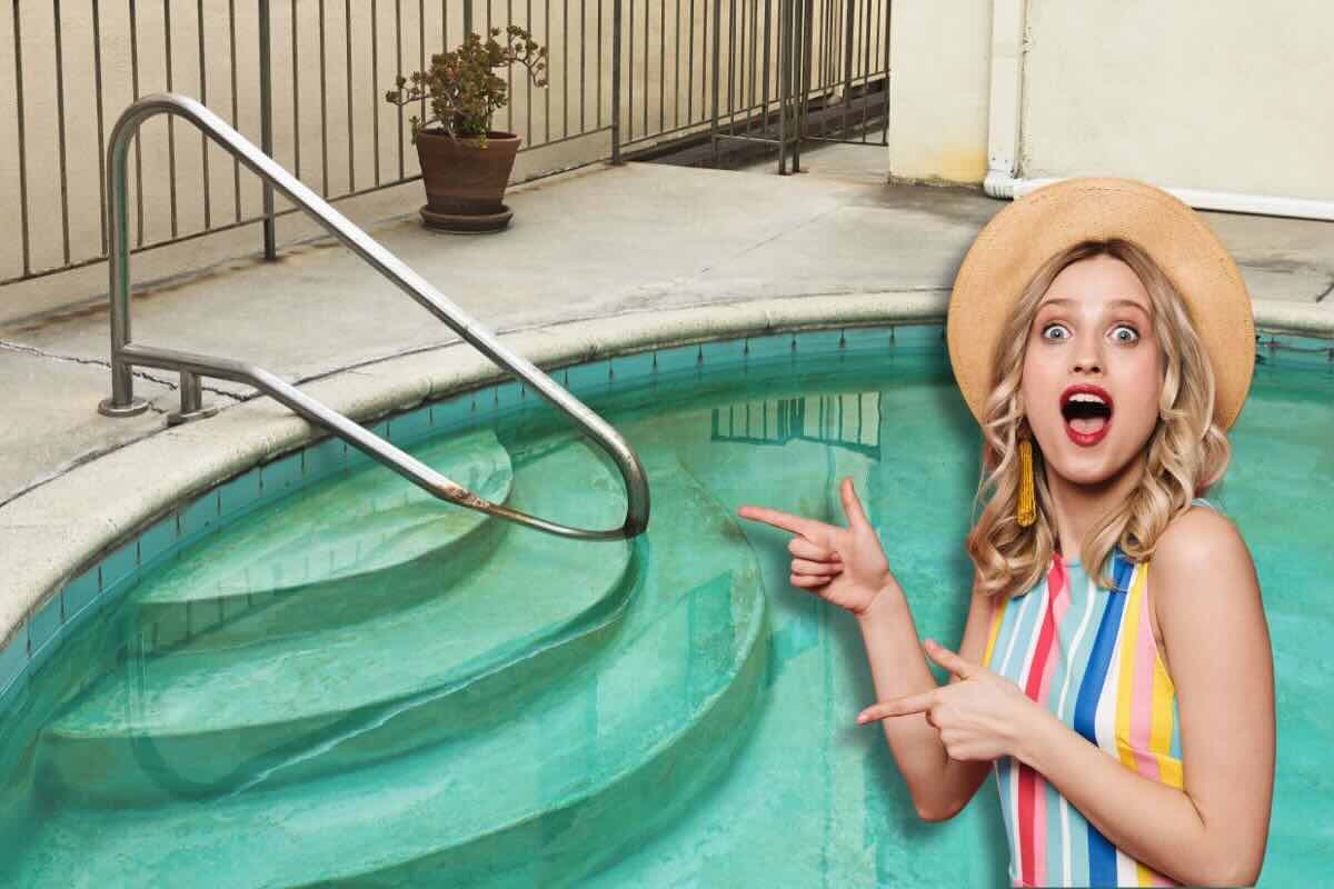 Donna indica piscina un po' sporca