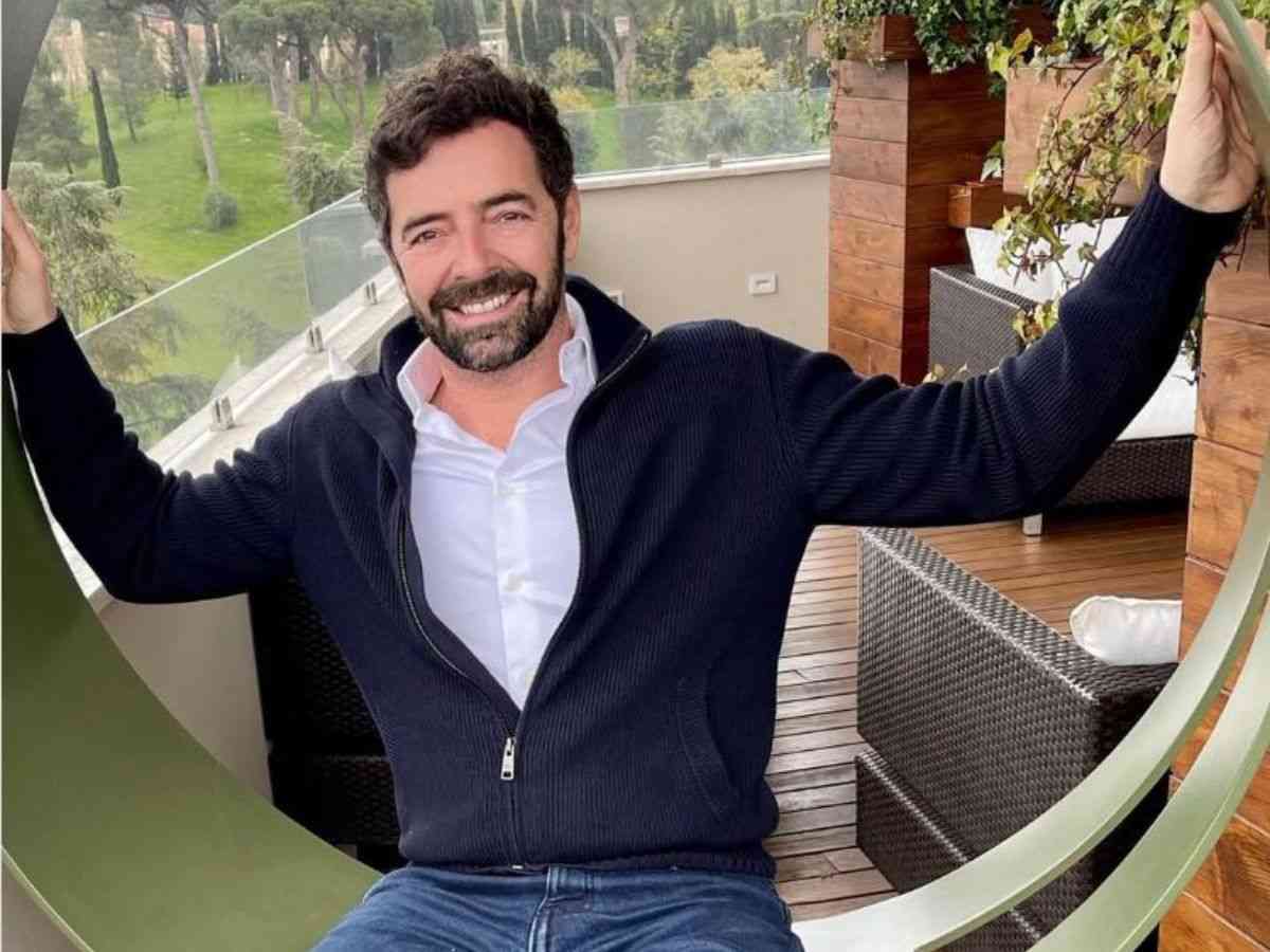 Elegante e circondata dal verde: avete mai visto la casa di Alberto Matano? Un vero gioiello nel cuore di Roma