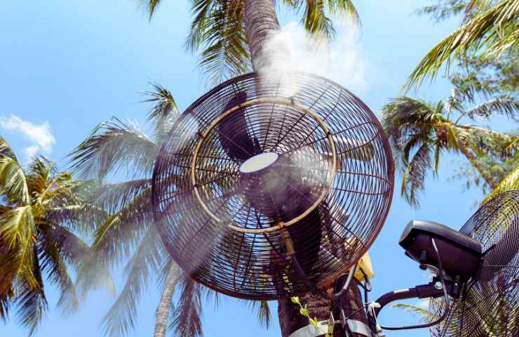 Ventilatore all'aperto che fa vapore