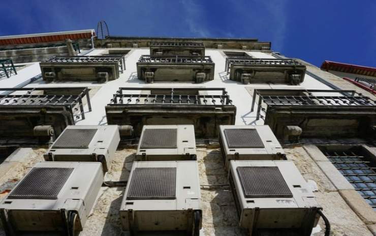 Motori dei condizionatori sulla facciata di un palazzo