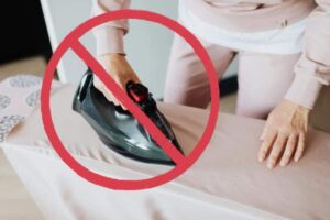 donna che stira e divieto sul ferro