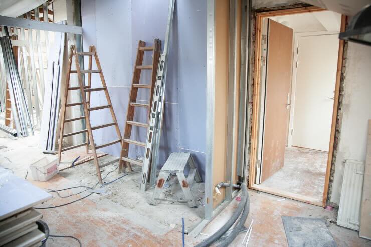 casa in fase di ristrutturazioni con scale e altri materiali edili