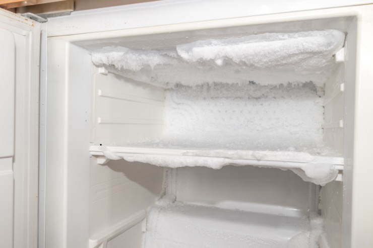 frigo pieno di ghiaccio