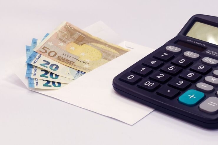 Busta con banconote euro, calcolatrice