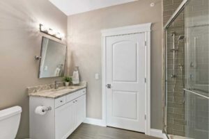 bagno bianco e chiaro senza finestra