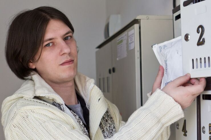 Uomo prendere posta dalla cassetta