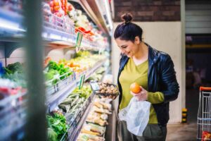 donna al supermercato che fa la spesa