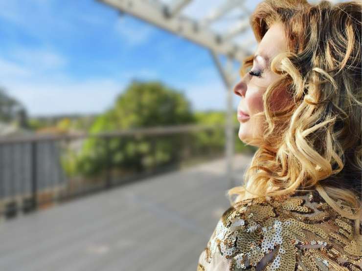 Tina Cipollari sul balcone di casa