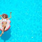 donna in piscina
