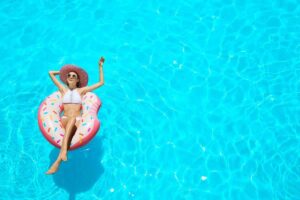 donna in piscina