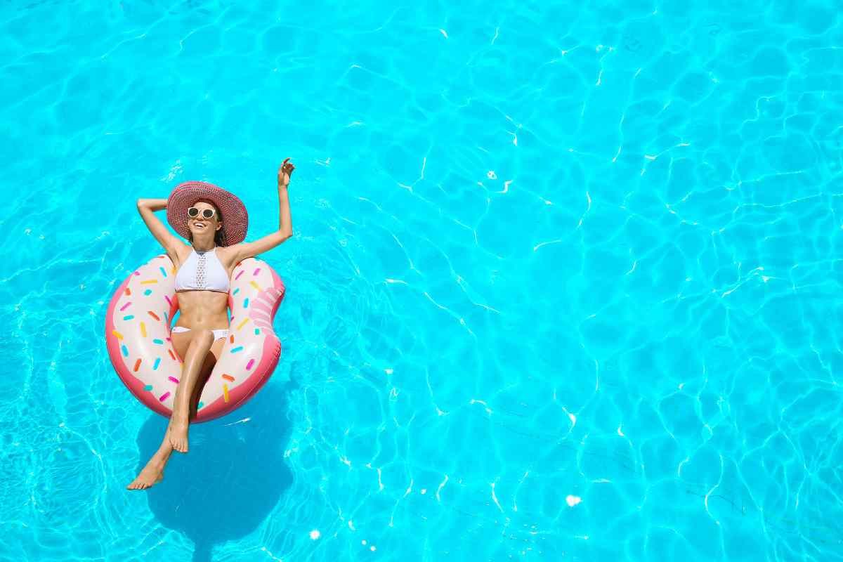 donna in piscina