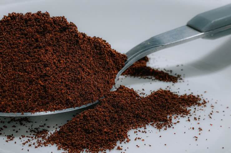 cucchiaino con polvere di caffè