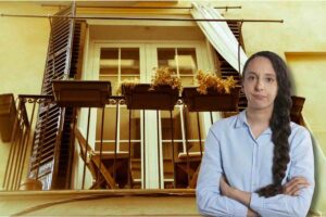 Balcone, donna con braccia conserte sguardo giudicante