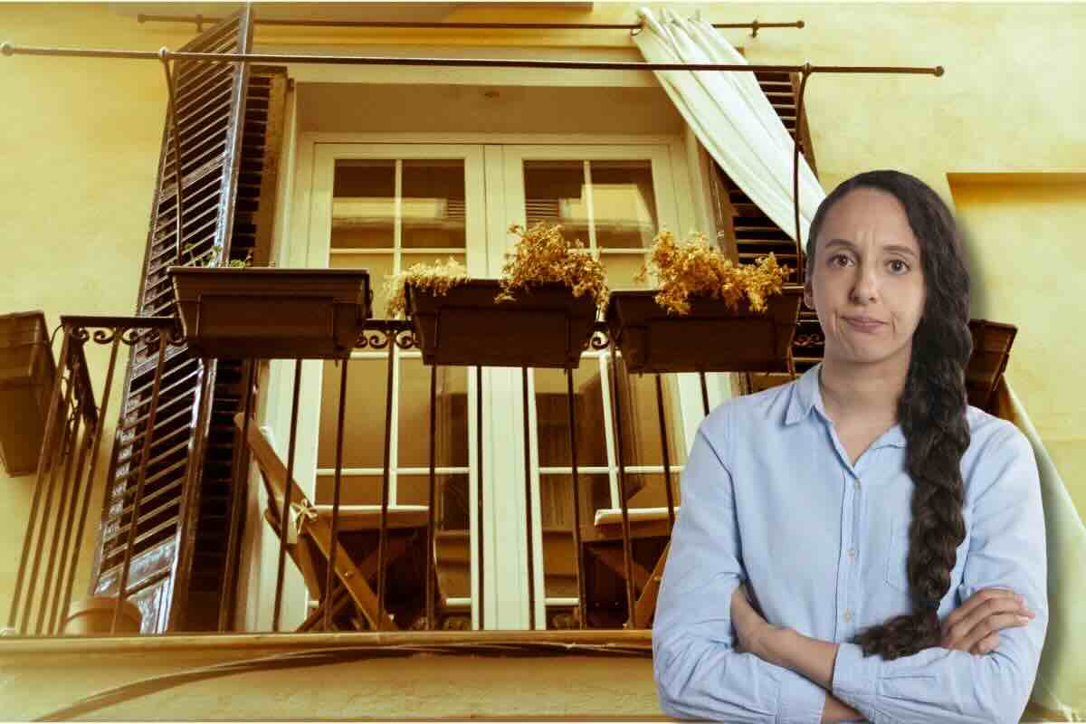Balcone, donna con braccia conserte sguardo giudicante