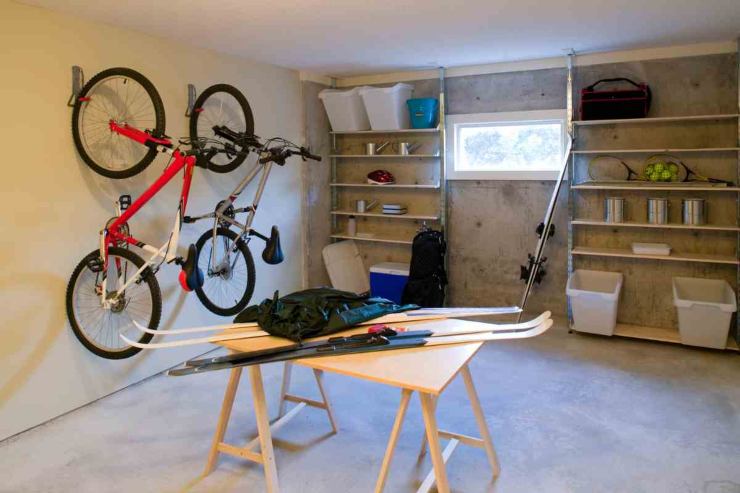 biciclette appese al muro del garage