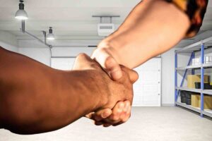 Stretta di mano e garage