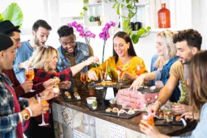 giovani intorno a un tavolo fanno aperitivo a casa con accessori ikea