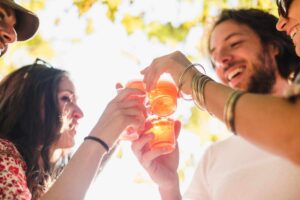 amici durante un aperitivo in giardino in estate