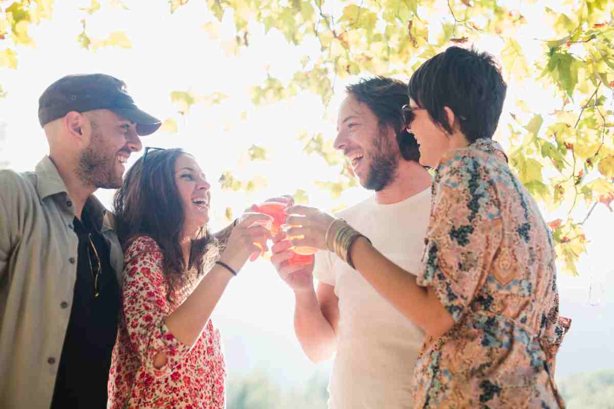 amici durante un aperitivo in giardino in estate