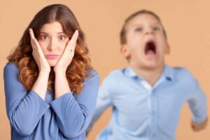 Bambino che urla, mamma che si tappa le orecchie