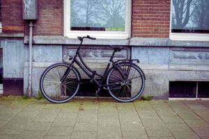 bicicletta appoggiata a palazzo