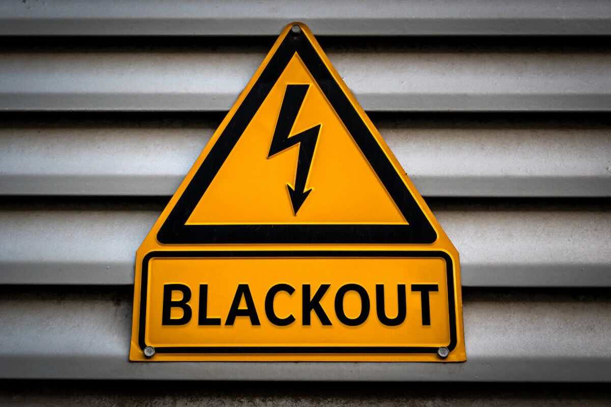 Cartello giallo pericolo blackout con fulmine