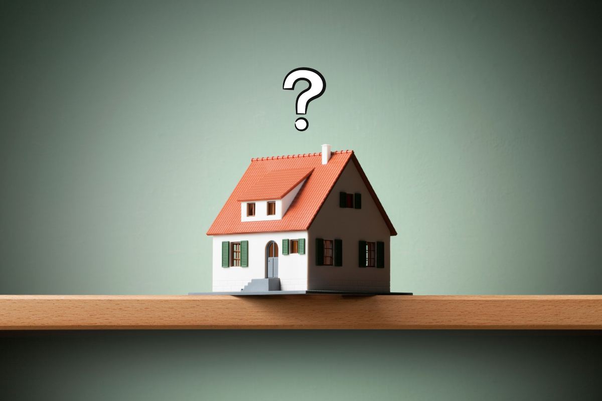 Casa in miniatura e punto di domanda