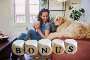 Donna con cane in casa