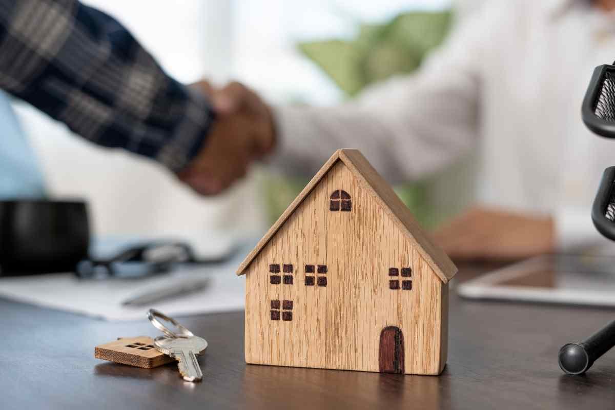 Stringere la mano e casa