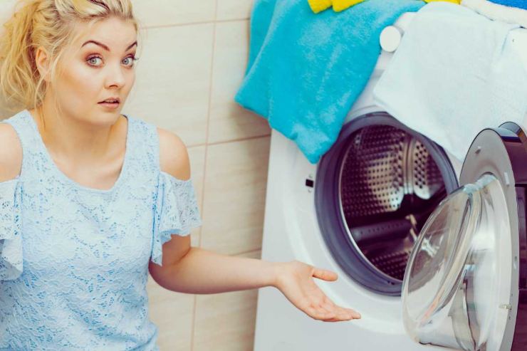 Ragazza vicino alla lavatrice