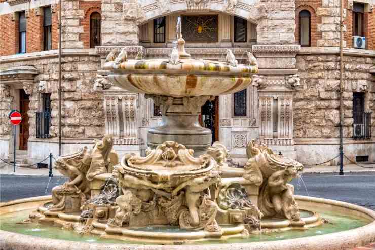 Fontana delle Rane e palazzo Ragno a Roma