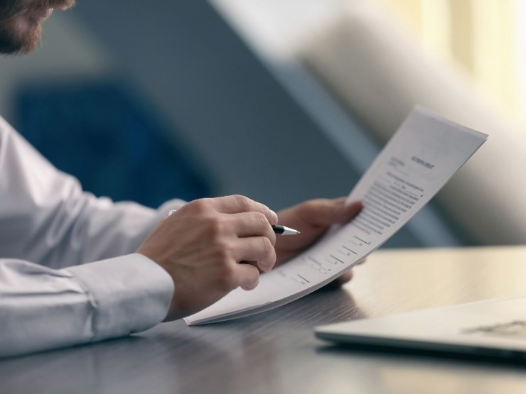 persona legge documento cartaceo