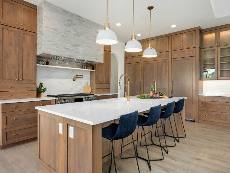 cucina con mobili in legno