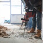 Operaio svolge lavori di ristrutturazione