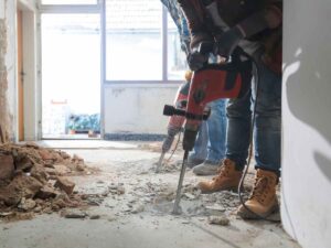 Operaio svolge lavori di ristrutturazione