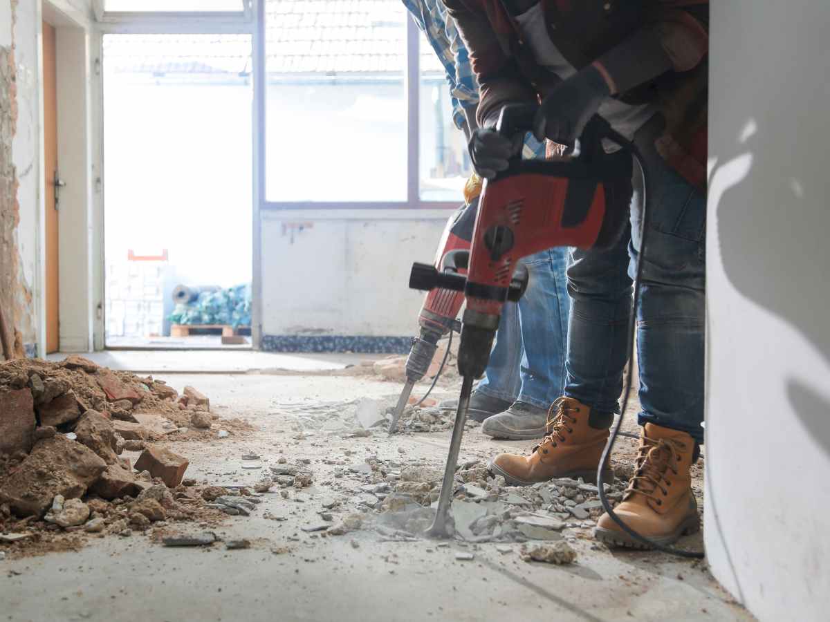 Operaio svolge lavori di ristrutturazione