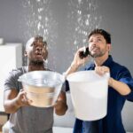 Persone con secchio e acqua dal soffitto