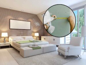 sfondo camera da letto e operaio che misura muro