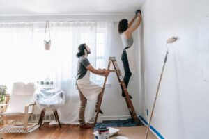 Persone che pitturano l'appartamento