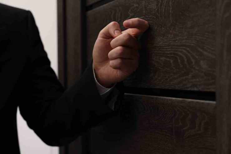 uomo che bussa alla porta