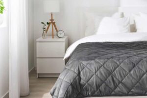 camera da letto arredata con prodotti delle offerte ikea