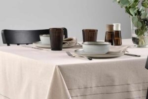 tavola apparecchiata con prodotti delle offerte Ikea per la cucina