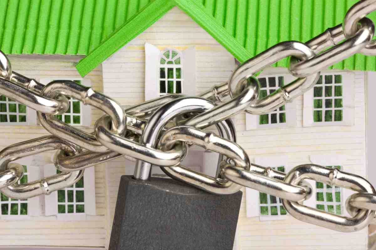 Casa e catena con lucchetto