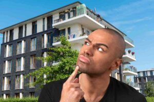 Uomo pensieroso e condominio