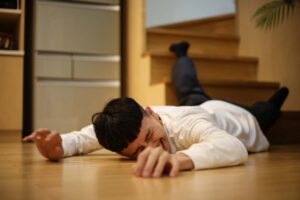 ragazzo caduto dalle scale