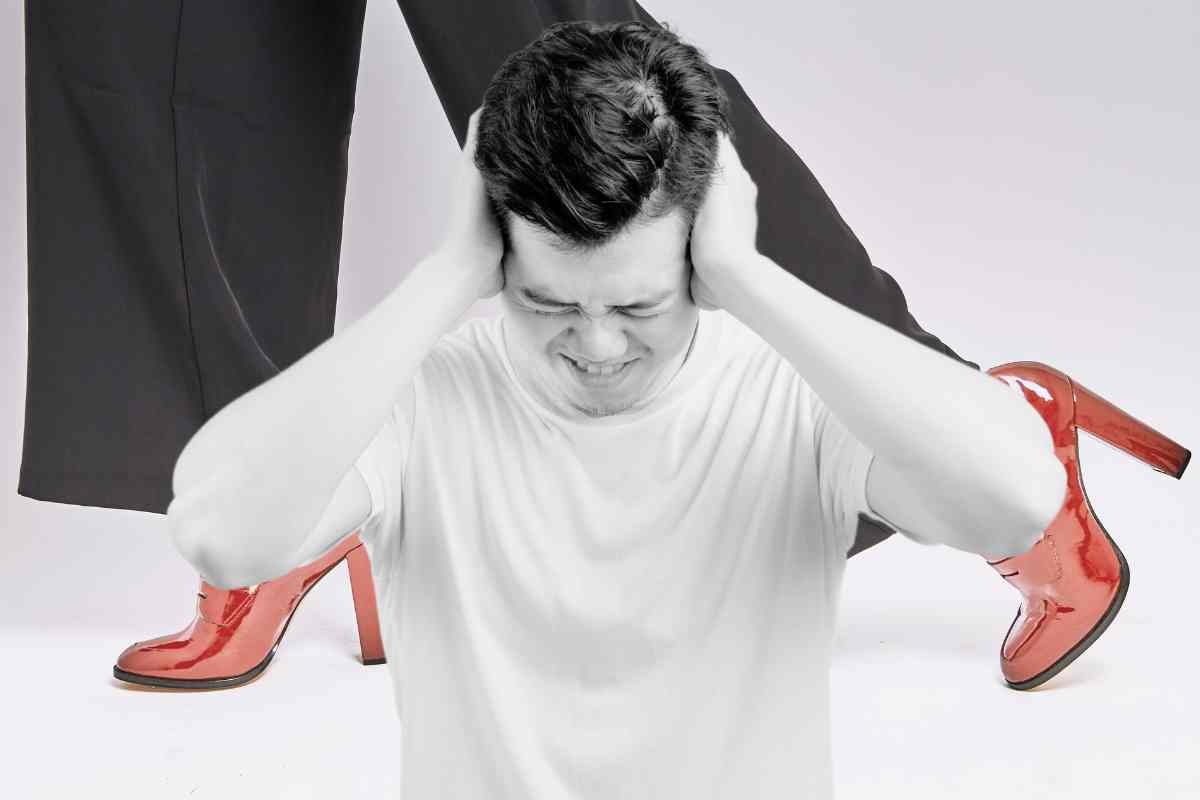 Tapparsi le orecchi e e scarpe con tacchi