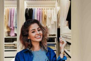 Cabina armadio e ragazza sorridente