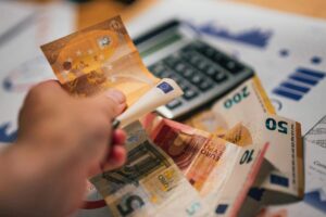 Banconote euro, calcolatrice