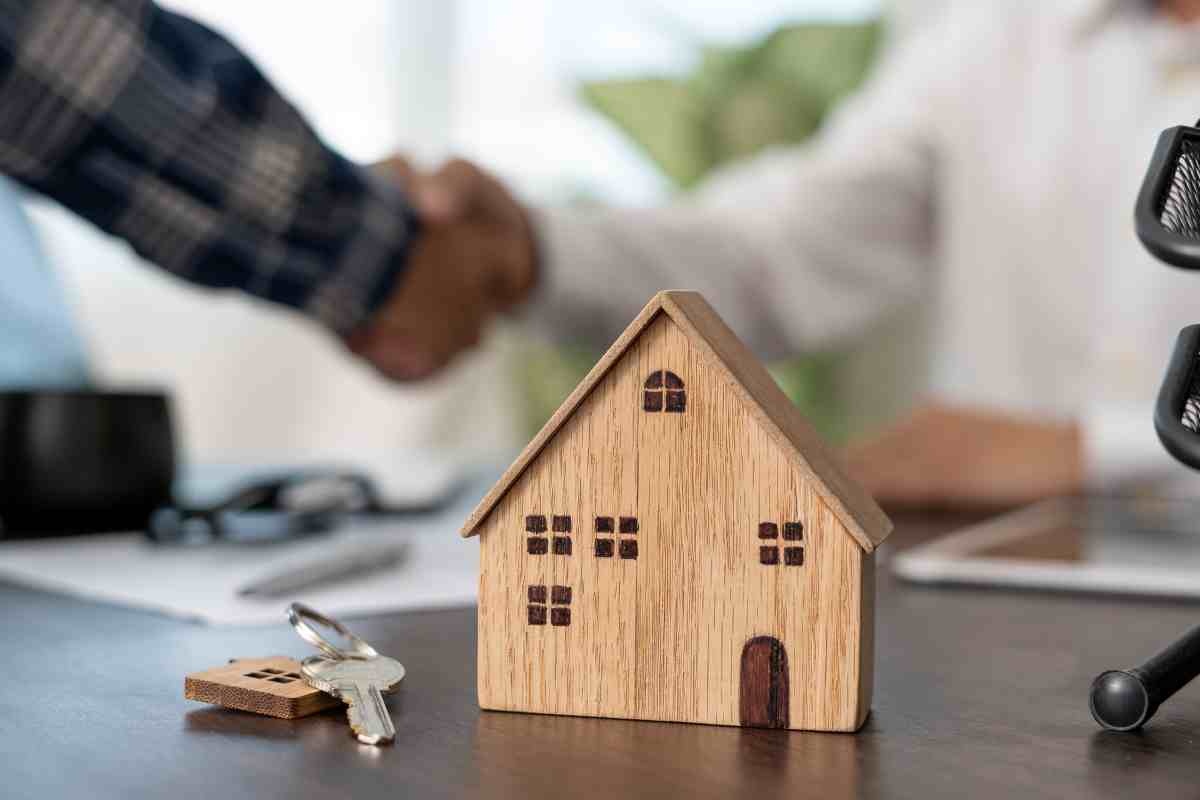 Stringere la mano e casa